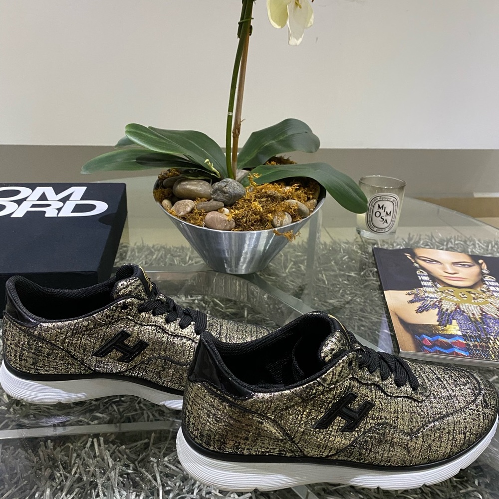 LIKE NEW!🌟HOGAN SILVER METALLIC SNEAKERS - Picture 2 of 7